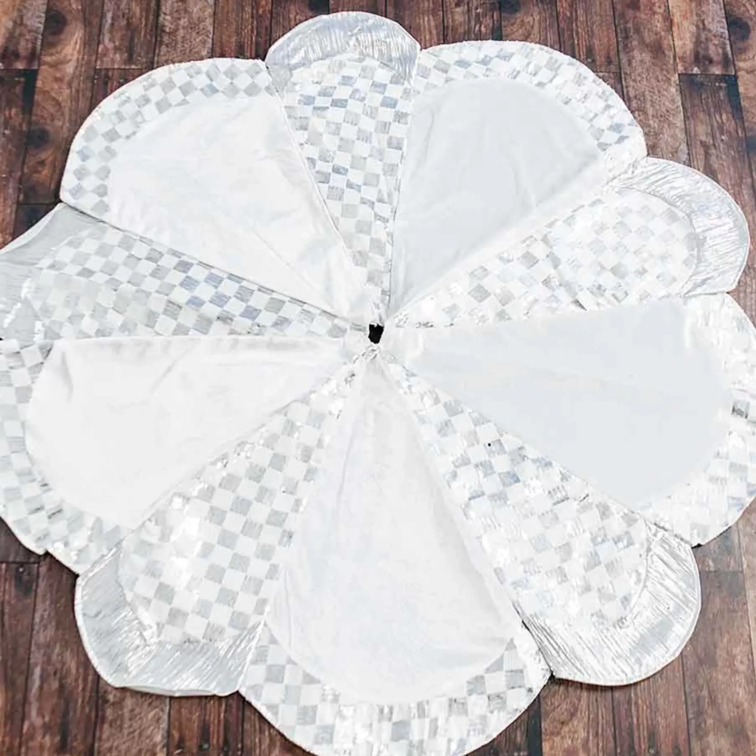 Silver White Tree Skirt - 120Cm